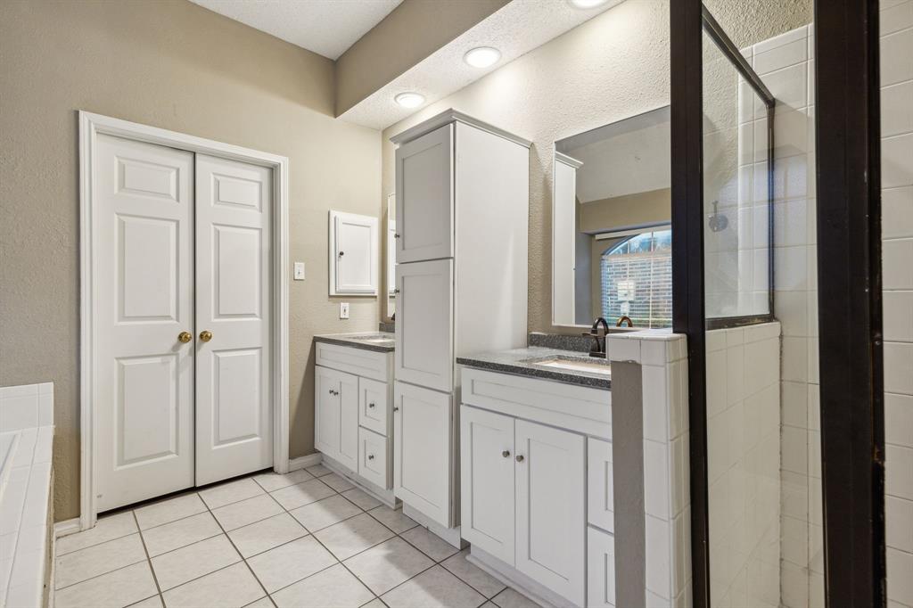 400 Moss Hill Road Irving, TX 75063 - Photo 19 of 26 Primary Bath with Dual Vanities