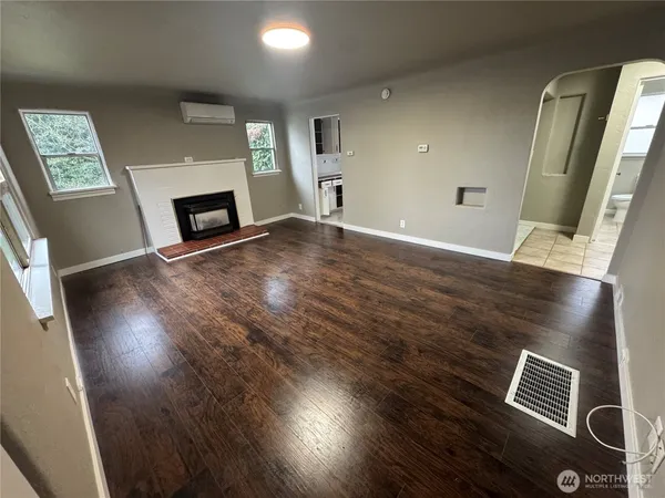 $1,995 | 15325 4th Avenue Southwest, Burien, WA 98166