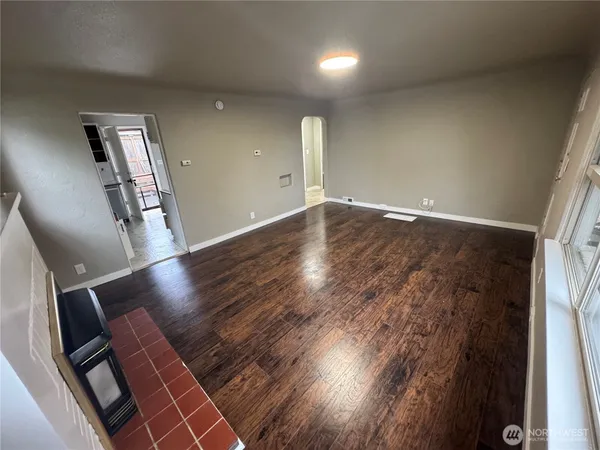 $1,995 | 15325 4th Avenue Southwest, Burien, WA 98166
