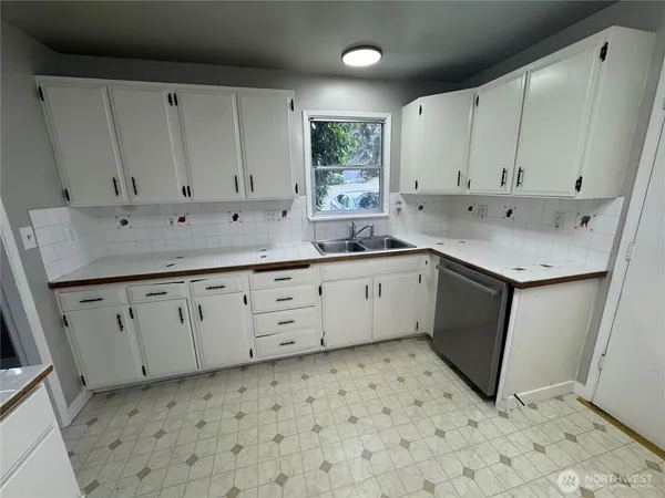 $1,995 | 15325 4th Avenue Southwest, Burien, WA 98166