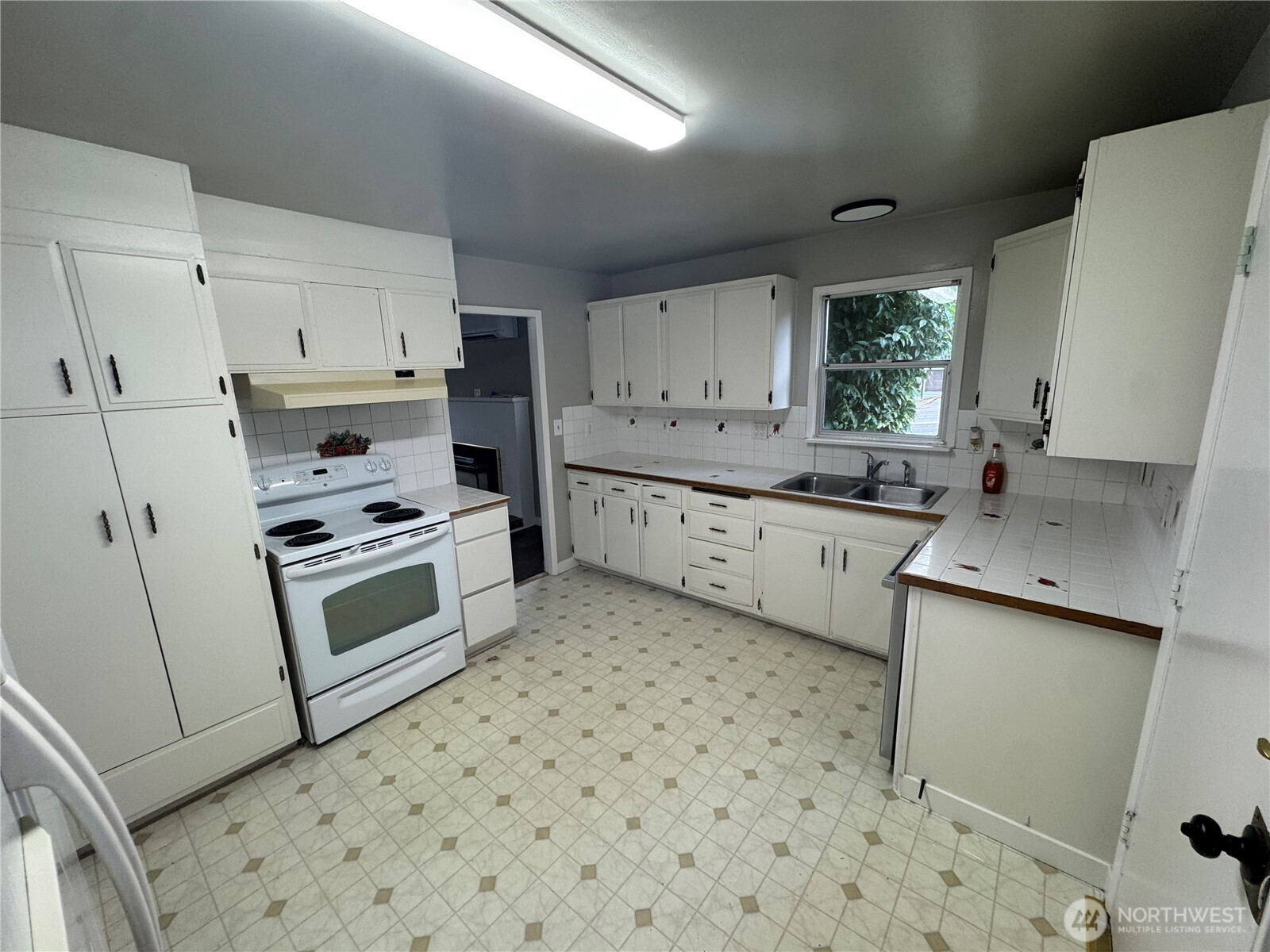 15325 4th Avenue Southwest Burien, WA 98166 - Photo 10 of 28