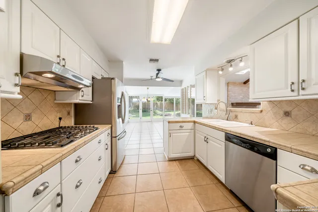 $383,990 | 425 Crestwind Drive, Windcrest, TX 78239