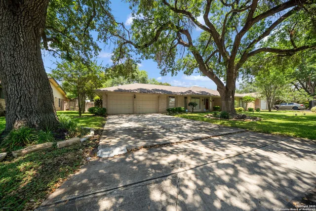 $383,990 | 425 Crestwind Drive, Windcrest, TX 78239