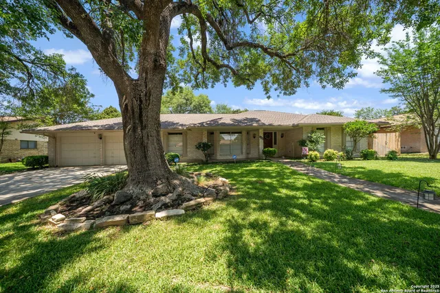 $383,990 | 425 Crestwind Drive, Windcrest, TX 78239