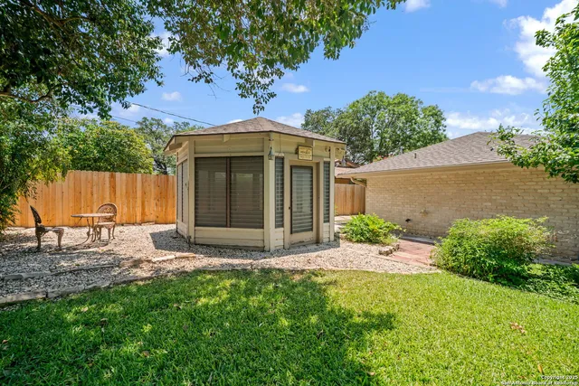 $383,990 | 425 Crestwind Drive, Windcrest, TX 78239