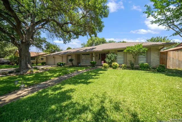 $383,990 | 425 Crestwind Drive, Windcrest, TX 78239