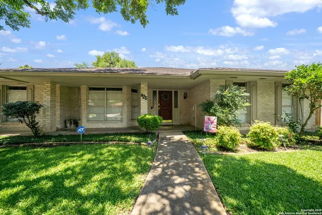 $383,990 | 425 Crestwind Drive, Windcrest, TX 78239