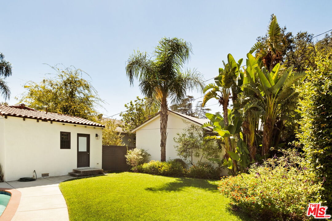 1275 North Craig Avenue Pasadena, CA 91104 - Photo 29 of 30 a view of backyard of house with green space