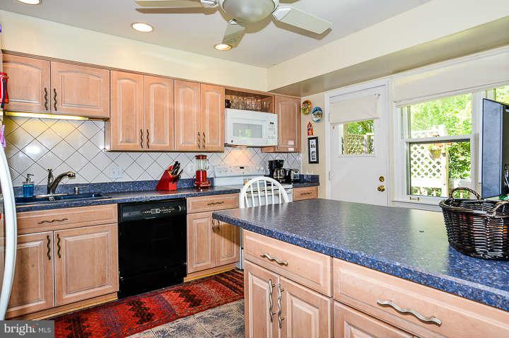9100 Rookings Court Springfield, VA 22153 - Photo 20 of 28 Kitchen