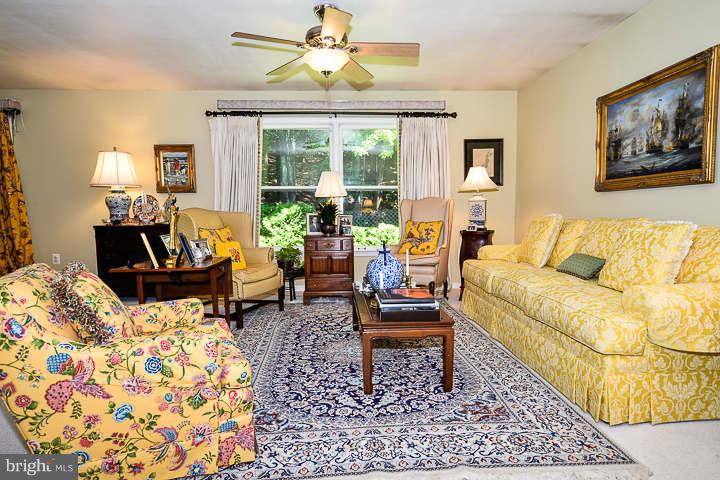 9100 Rookings Court Springfield, VA 22153 - Photo 5 of 28 Living Room