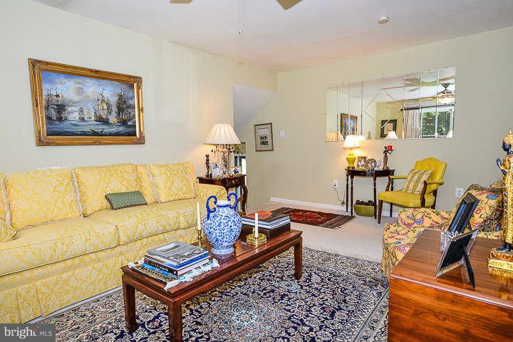9100 Rookings Court Springfield, VA 22153 - Photo 6 of 28 Living Room