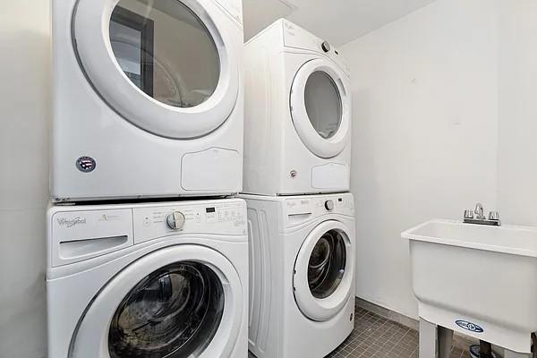 686 MacDonough Street, Unit 3A Brooklyn, NY 11233 - Photo 5 of 7 a utility room with dryer and washer