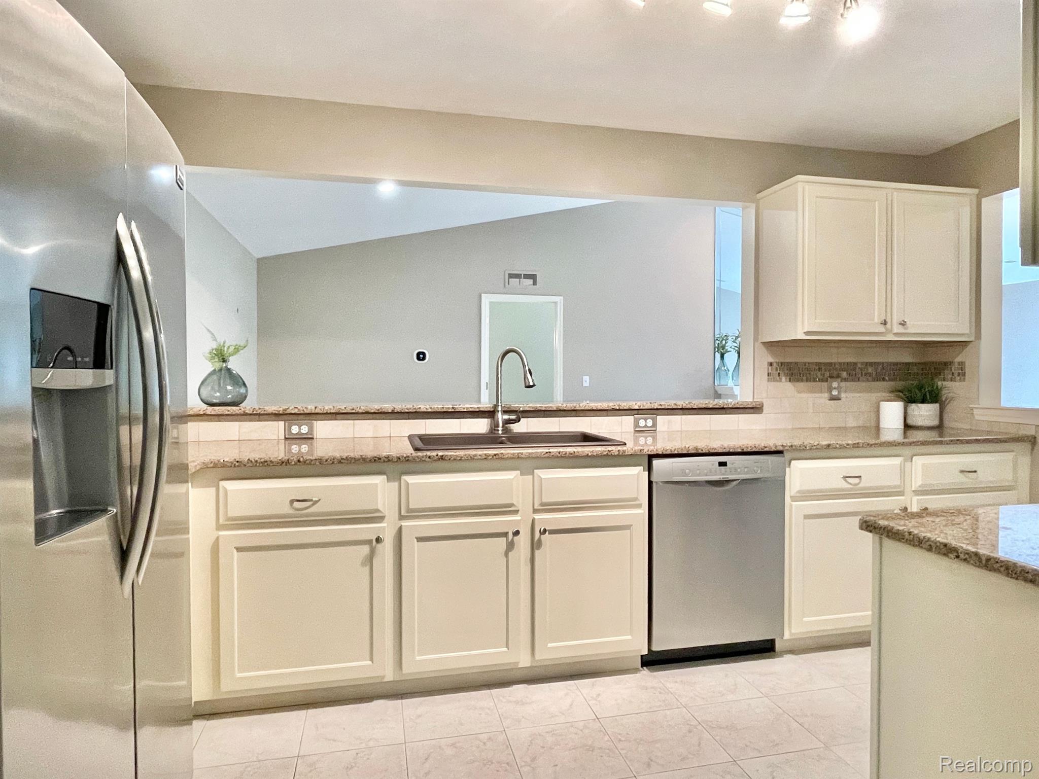1916 Flagstone Circle, Unit 83 Rochester, MI 48307 - Photo 11 of 31 Stainless refrigerator, microwave & dishwasher