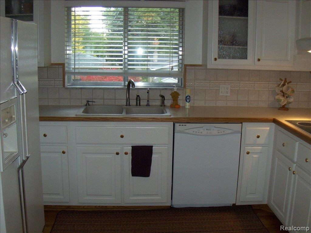 4098 Edmore Road Waterford, MI 48329 - Photo 10 of 17 Kitchen
