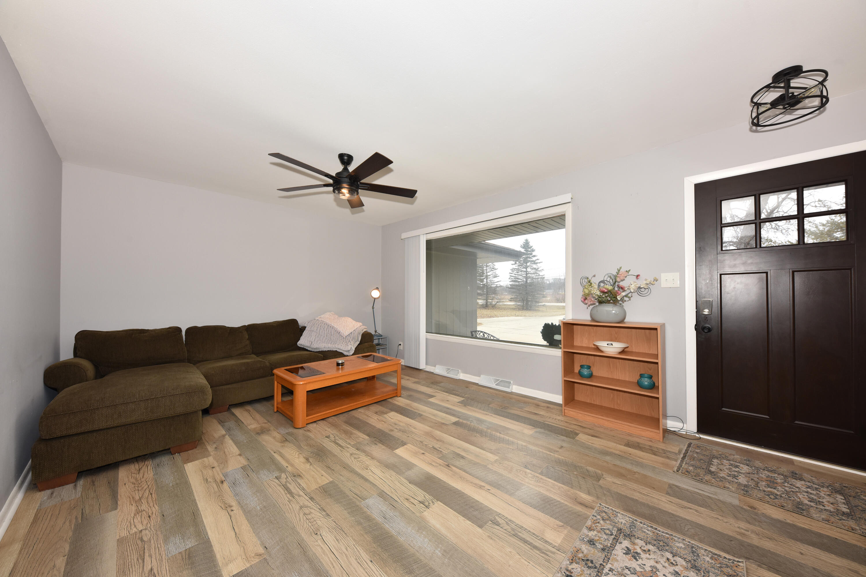 N28W24239 Watertown Road Pewaukee, WI 53072 - Photo 2 of 26 Living room