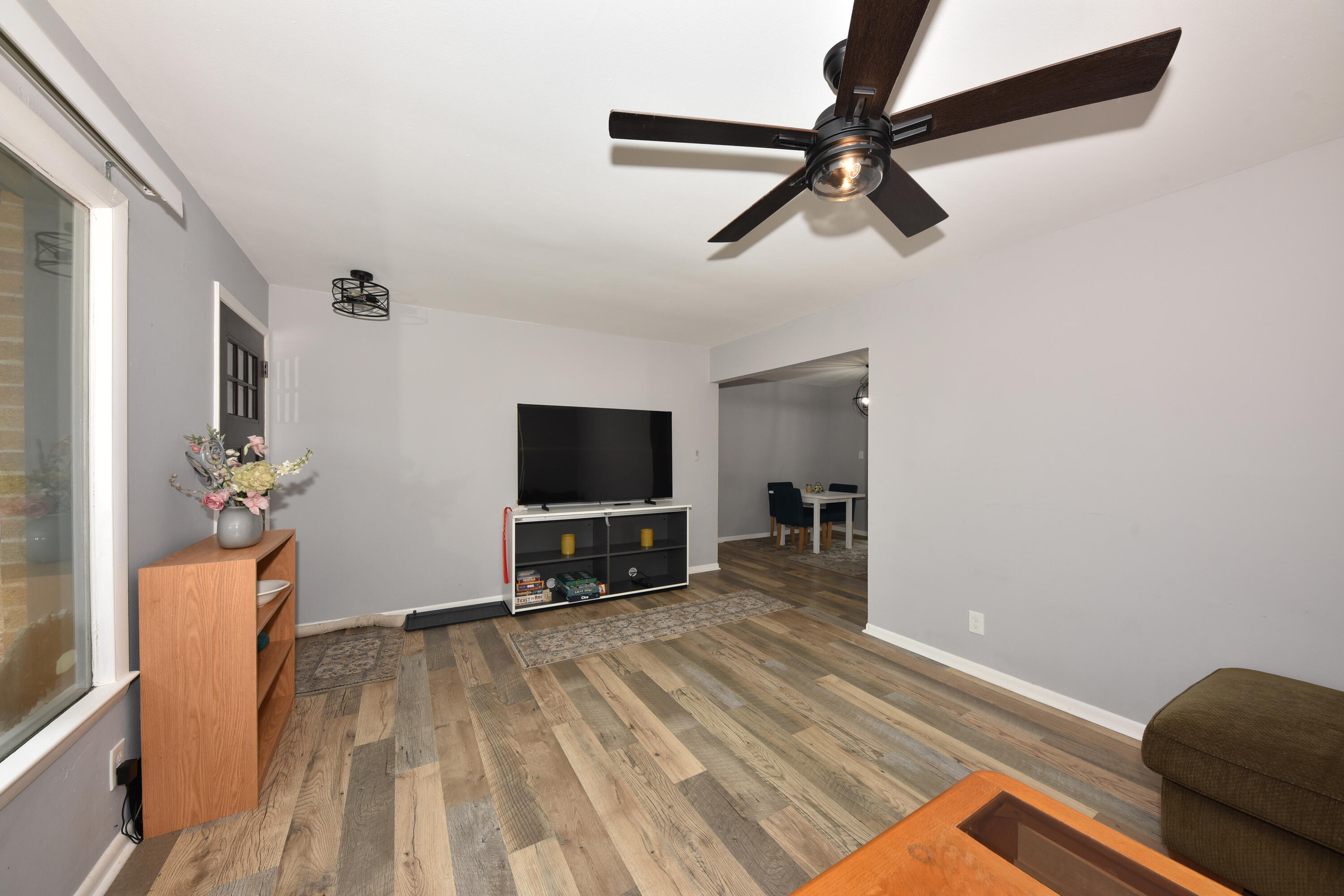 N28W24239 Watertown Road Pewaukee, WI 53072 - Photo 5 of 26 Entry/living room