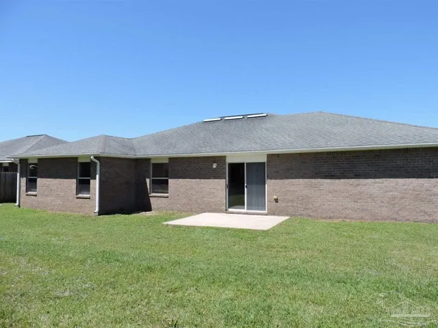 a front view of house with yard and garage
