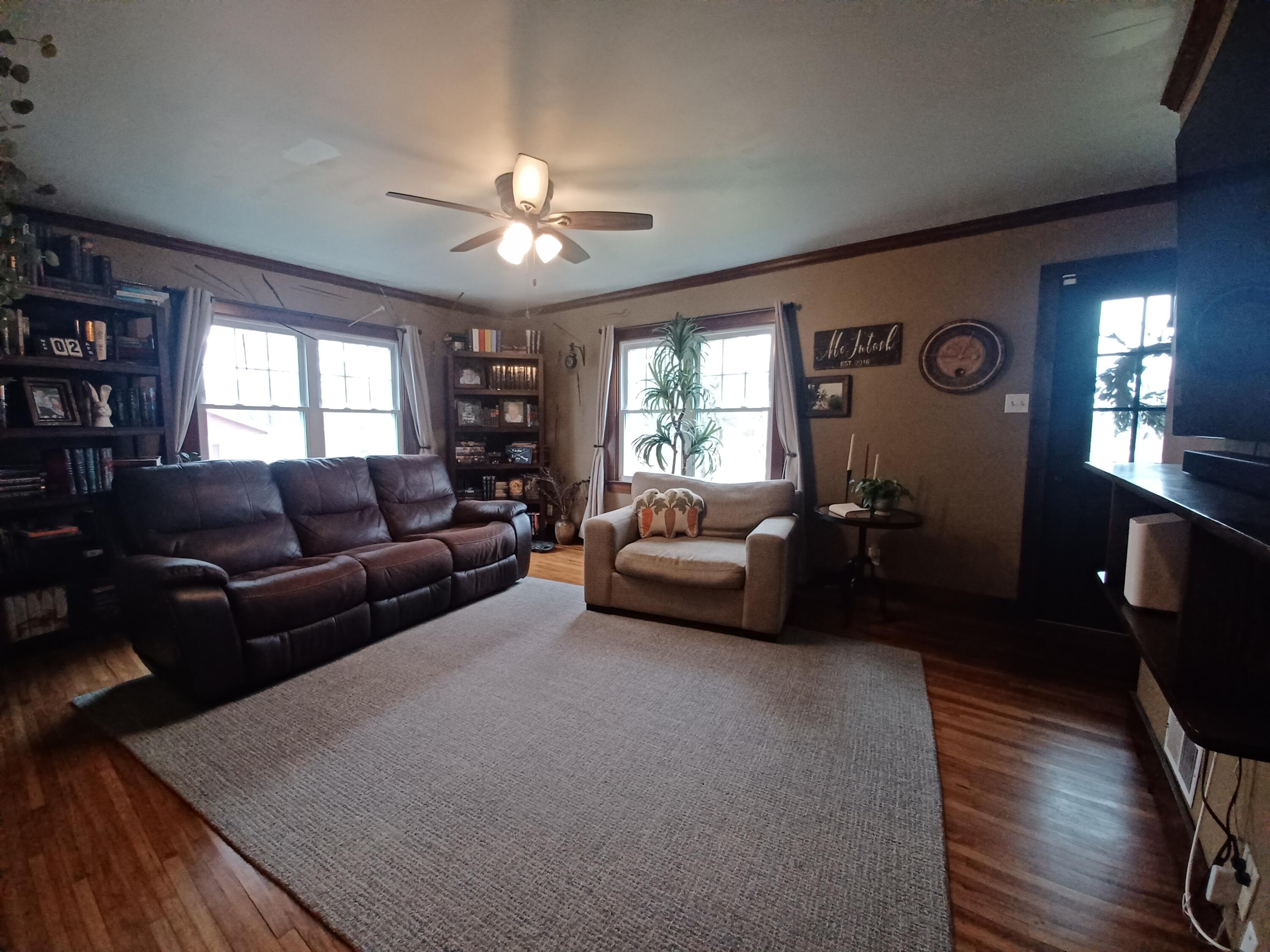 409 9th Street Southwest De Motte, IN 46310 - Photo 3 of 11 3000x2250