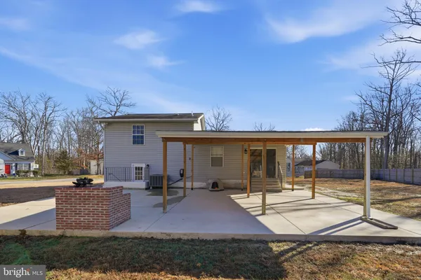a view of a house with backyard and porch