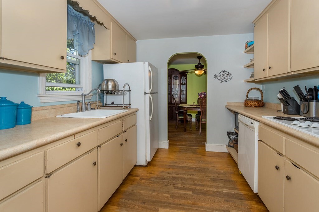 42 Bartlett Road Randolph, MA 02368 - Photo 6 of 21 Gallery Image 6