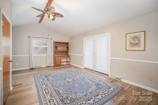 a view of a livingroom with a workspace