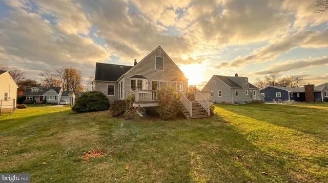 a view of a house with backyard