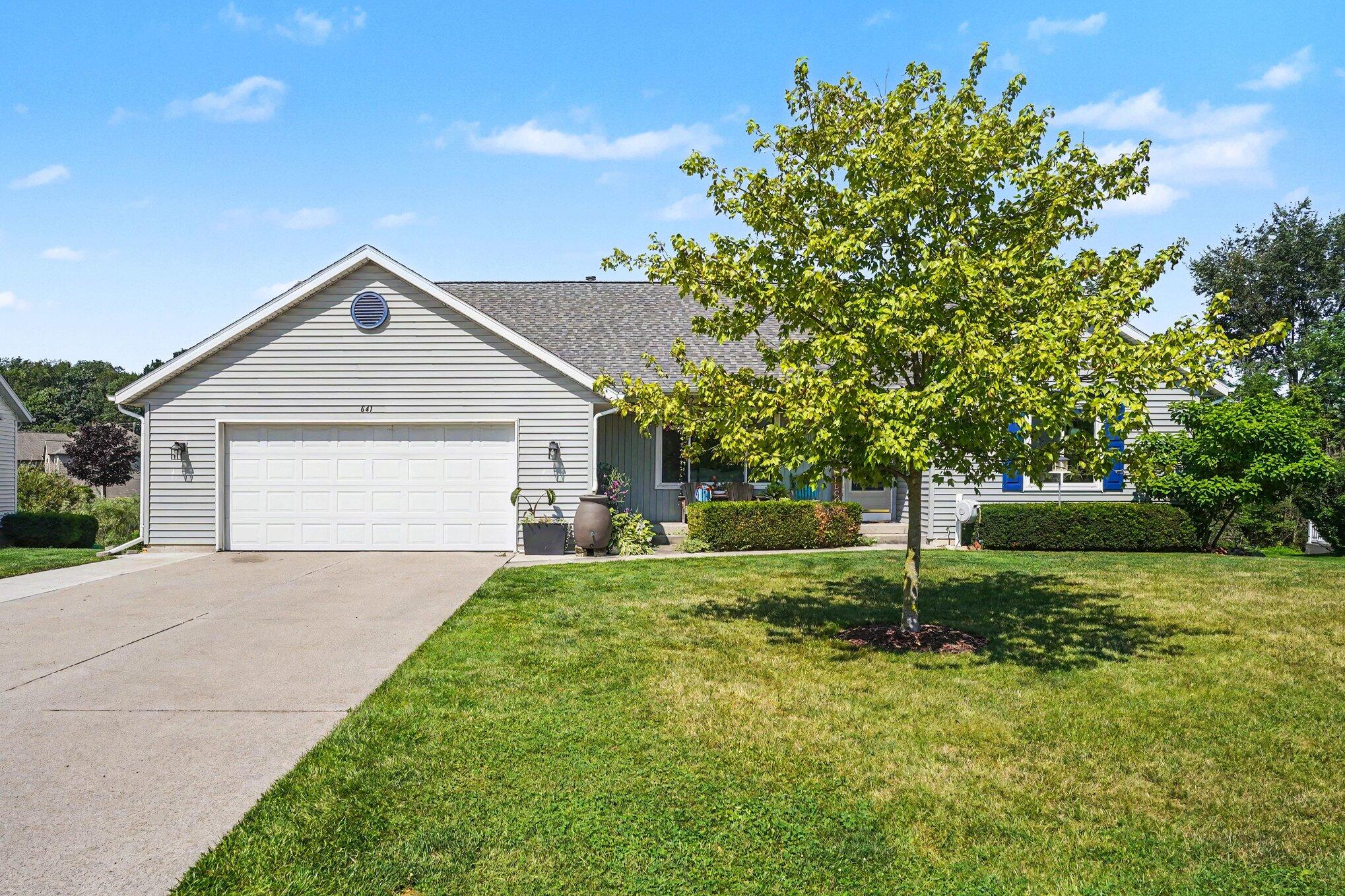 641 Ridgefield Drive Coopersville, MI 49404 - Photo 3 of 30 002_file_2687
