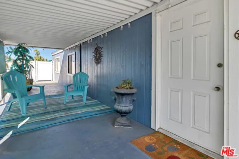 a view of entryway with livingroom and furniture
