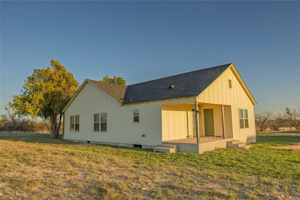 a view of a house with backyard