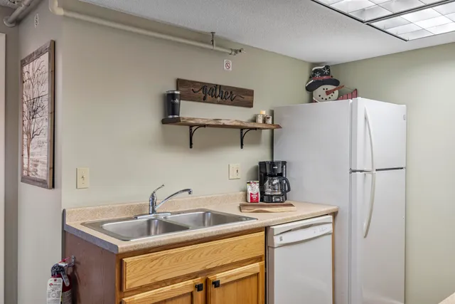 $360,000 | 220 Mountainside Drive, Unit E203, Stowe, VT 05672