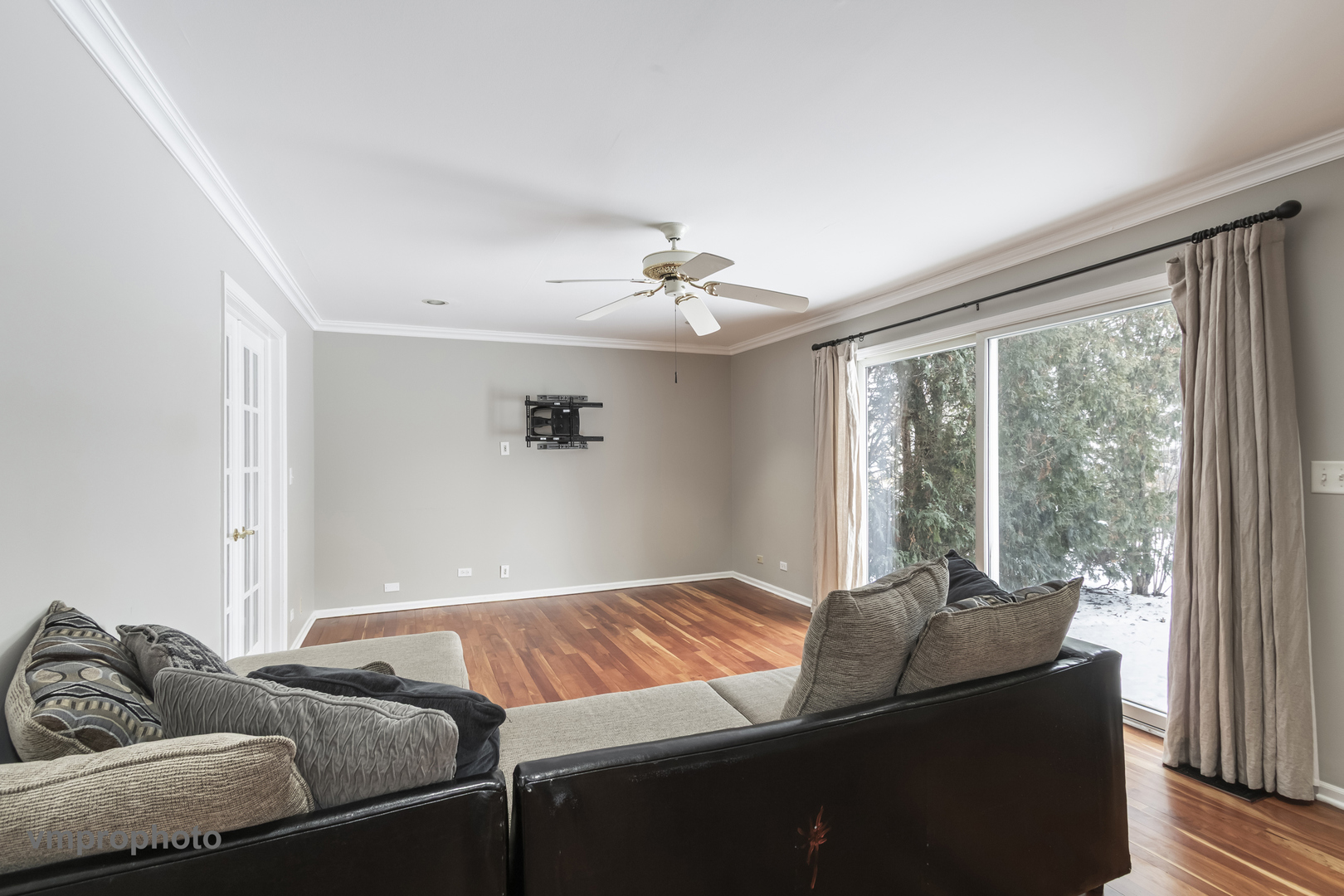 246 Montclair Road Vernon Hills, IL 60061 - Photo 11 of 50 a living room with furniture and a window