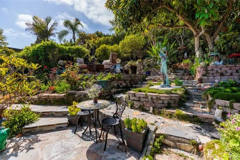 a view of a chairs and table in a backyard