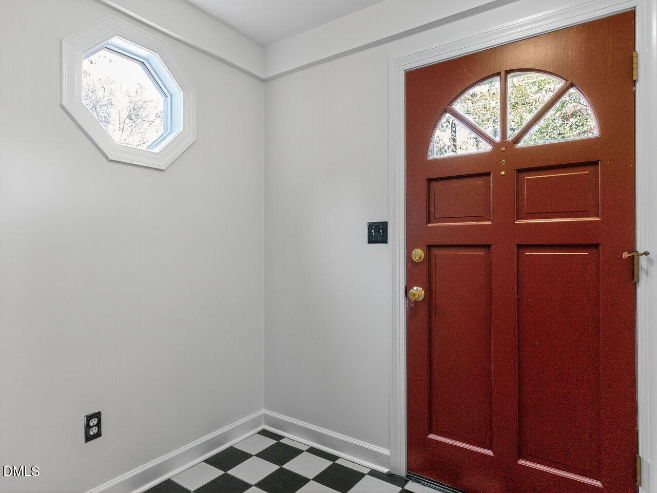 214 Hudson Street Raleigh, NC 27608 - Photo 4 of 31 005-1280x960-foyer