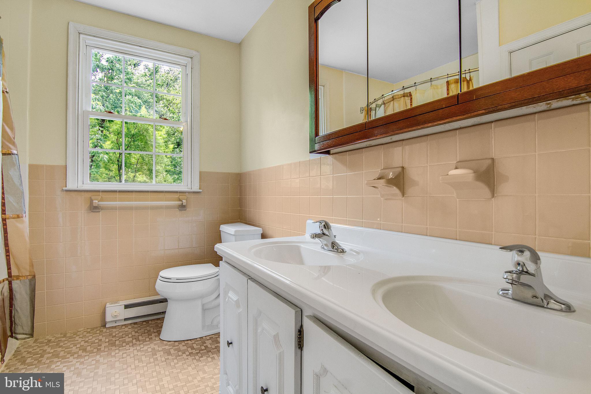 4 Ashbrooke Road Newtown Square, PA 19073 - Photo 28 of 37 Hall Bath