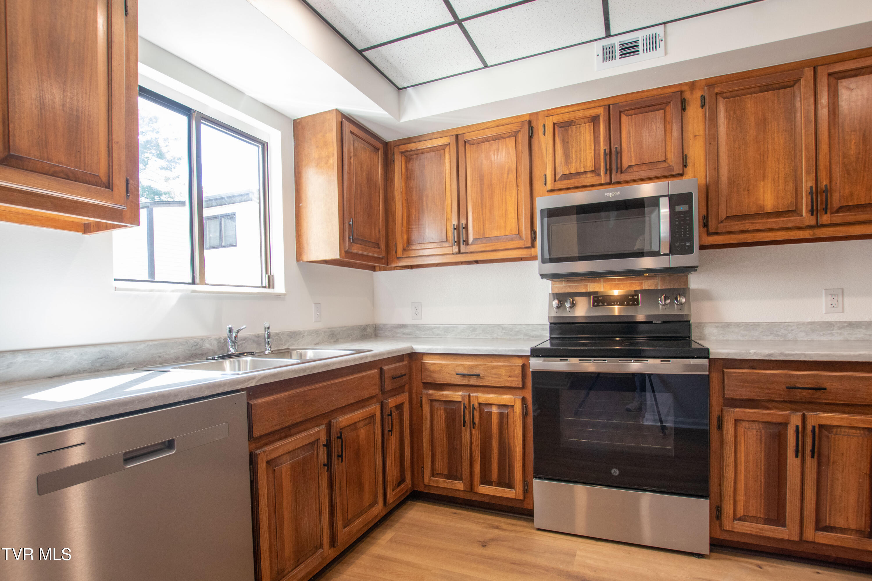 108 Melody Lane, Unit 1 Bristol, TN 37620 - Photo 15 of 38 D-1 Kitchen