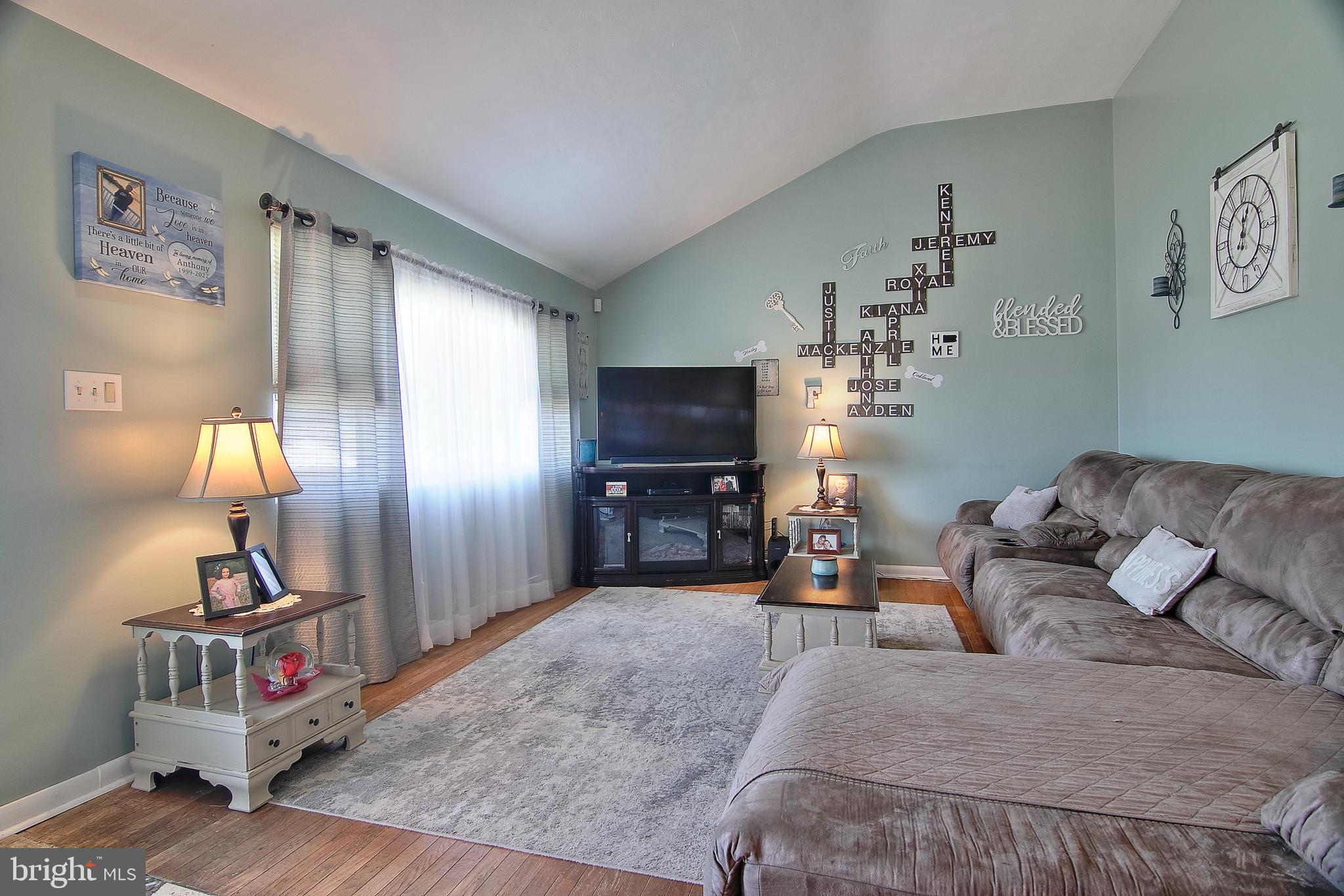 2315 Alsace Road Reading, PA 19604 - Photo 5 of 32 Living Room