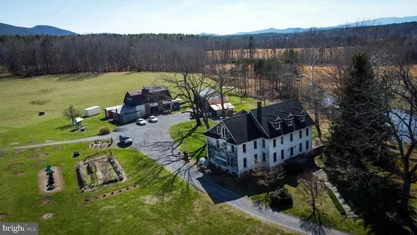 a view of a back yard of the house