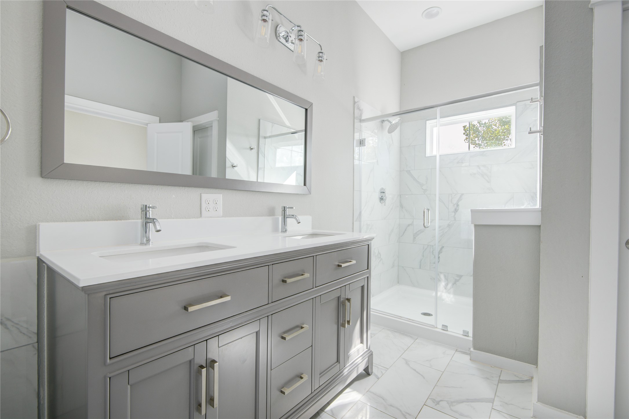 802 Berry Sage Lane Houston, TX 77022 - Photo 15 of 23 Primary Bath