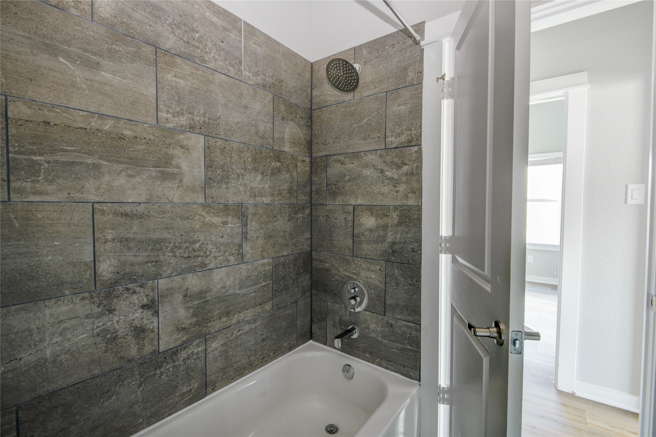 802 Berry Sage Lane Houston, TX 77022 - Photo 19 of 23 Bath 2 tub/Shower