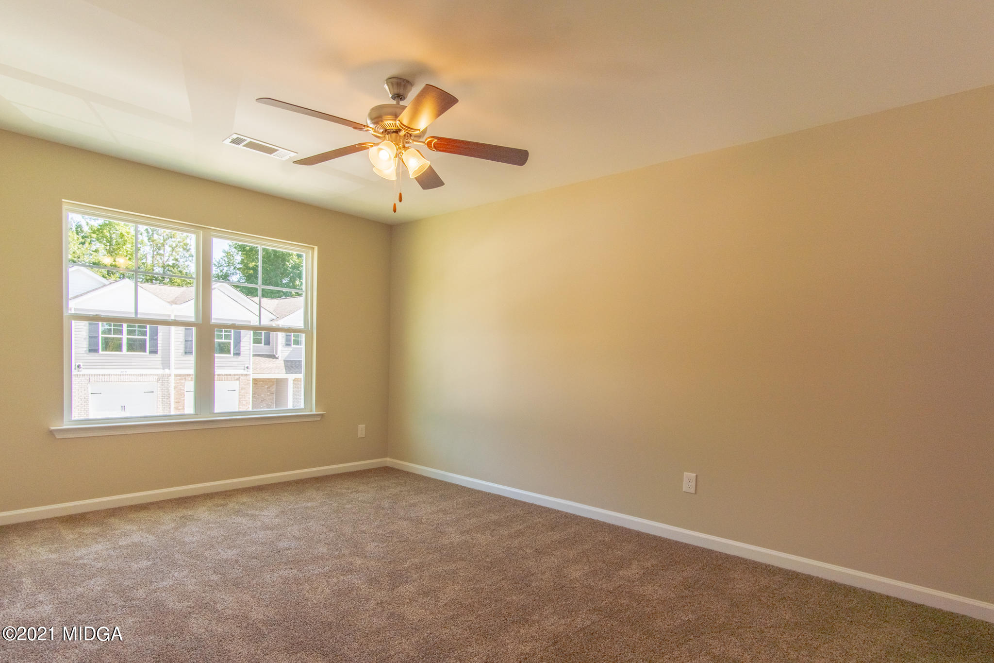 340 Pond View Road Macon, GA 31206 - Photo 14 of 22 an empty room with windows and fan