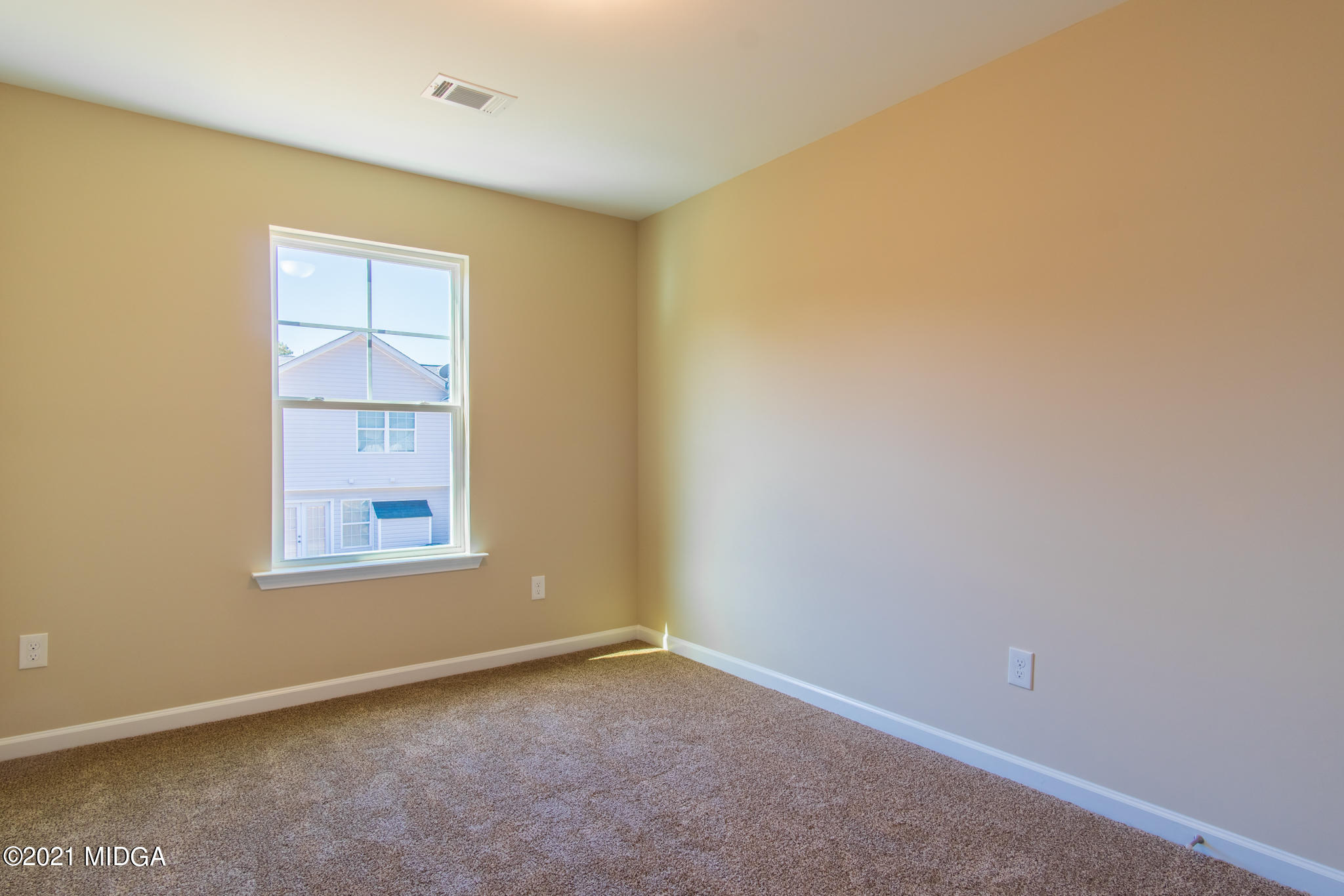 340 Pond View Road Macon, GA 31206 - Photo 9 of 22 an empty room with a window