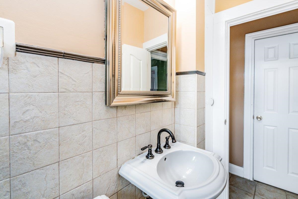 23 Ellen Court Manchester, NH 03103 - Photo 13 of 21