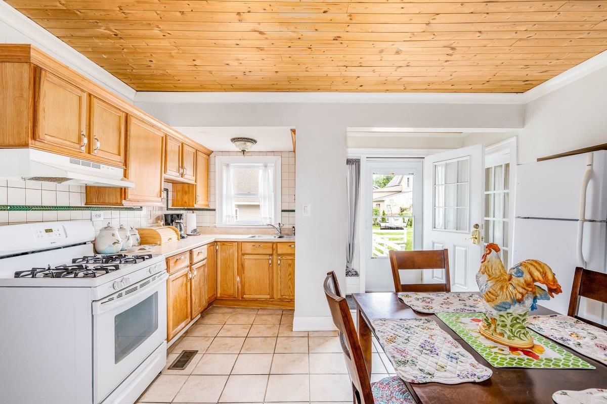 23 Ellen Court Manchester, NH 03103 - Photo 8 of 21