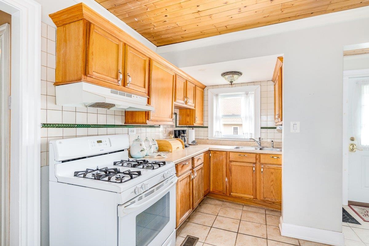 23 Ellen Court Manchester, NH 03103 - Photo 10 of 21