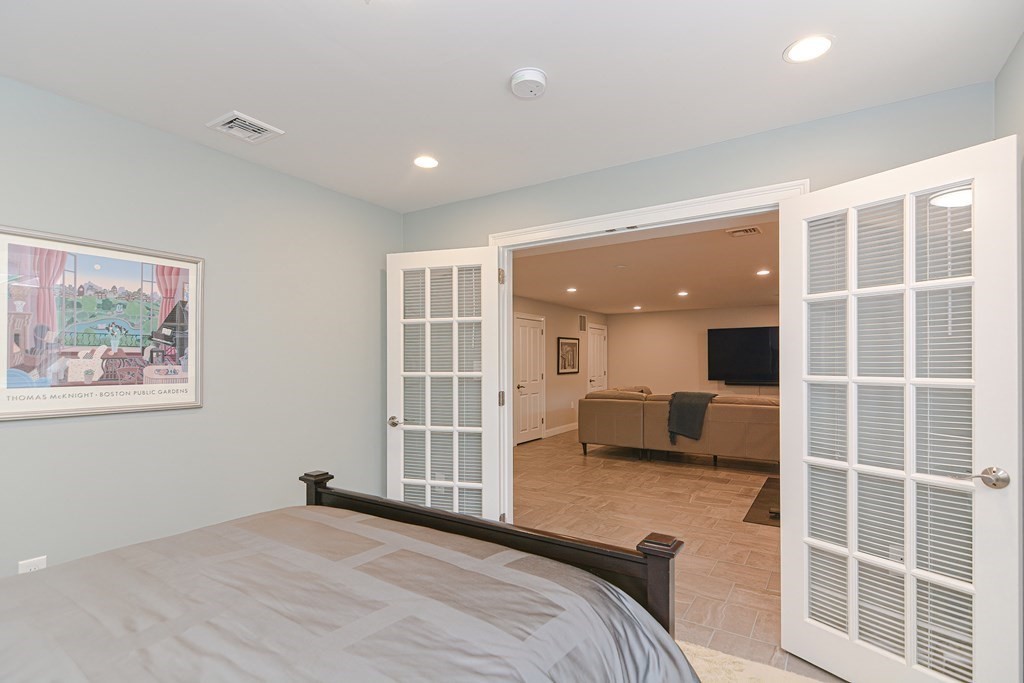 89 Walker Street, Unit 89 Newton, MA 02460 - Photo 32 of 42 a bedroom with a large bed and a window