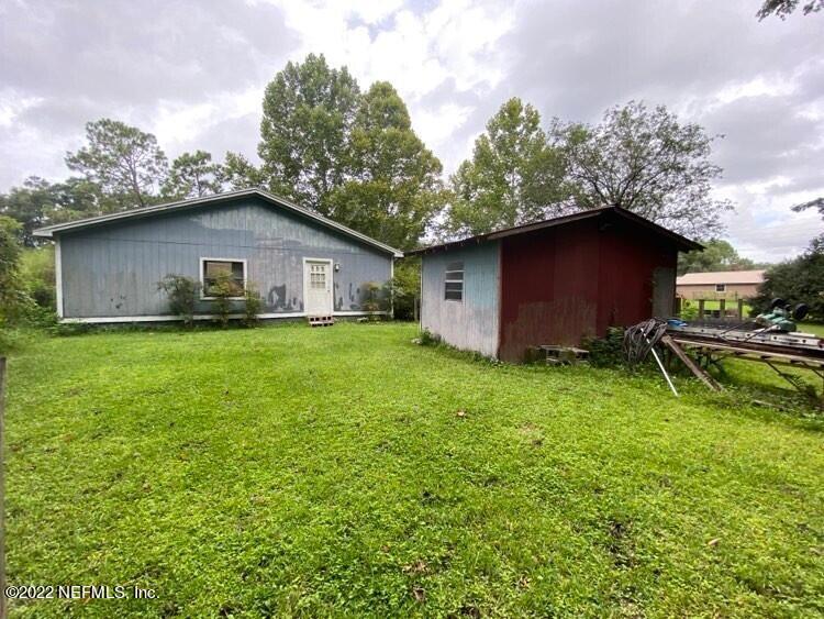 85152 Myrtice Road Yulee, FL 32097 - Photo 5 of 7 a view of a backyard with a garden
