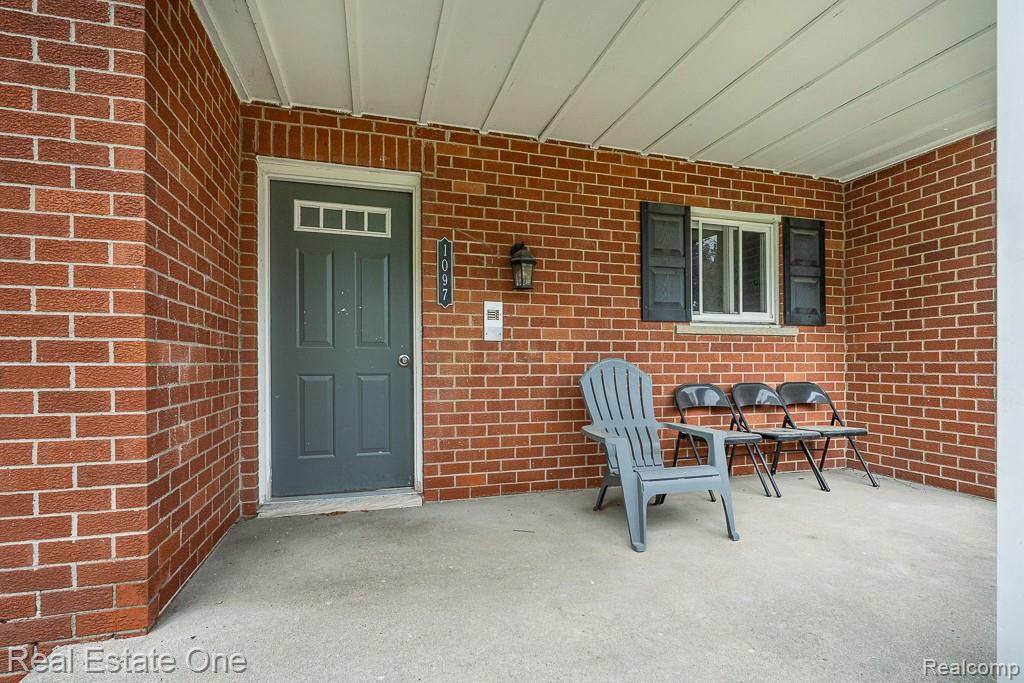 1097 Tienken Court Rochester Hills, MI 48306 - Photo 2 of 27