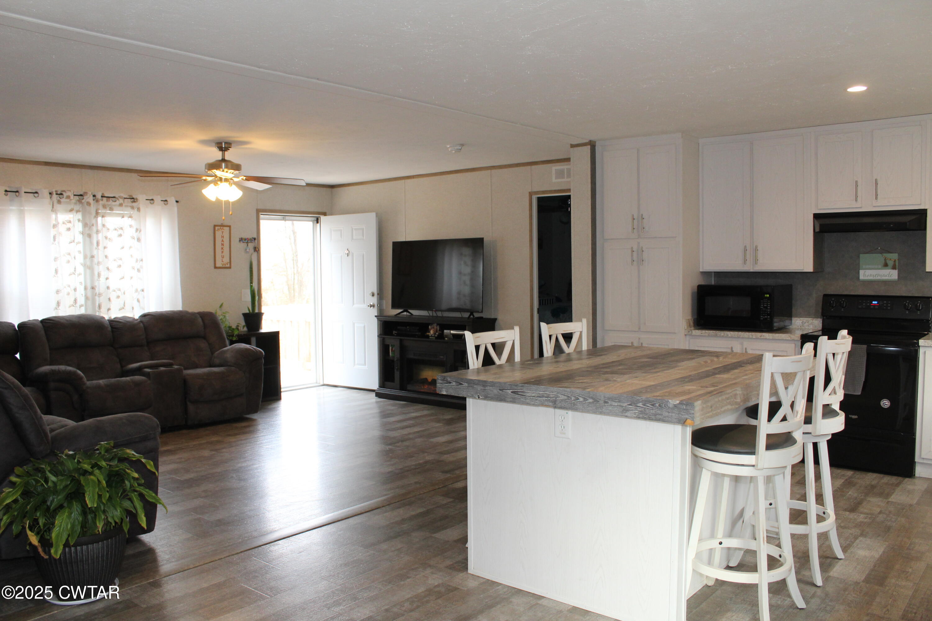 34 Rubin White Road Bradford, TN 38316 - Photo 9 of 35 a living room with furniture and a flat screen tv