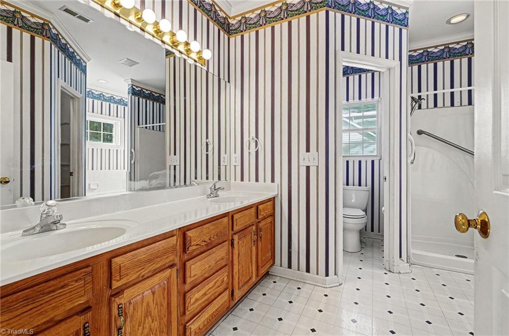 616 Nova Avenue High Point, NC 27265 - Photo 13 of 24 Primary ensuite