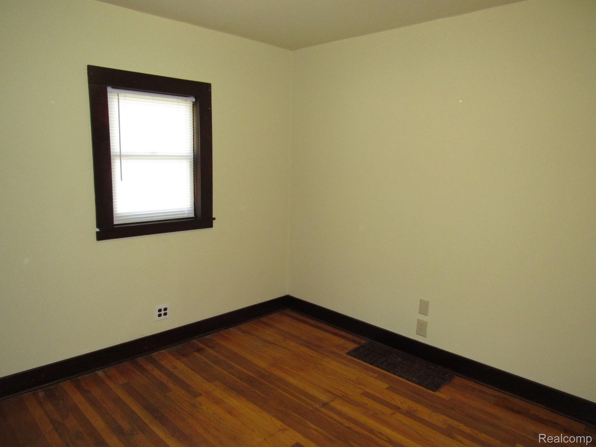 16 West Rutgers Avenue Pontiac, MI 48340 - Photo 17 of 36 16 W RUTGERS PONTIAC (120).JPG